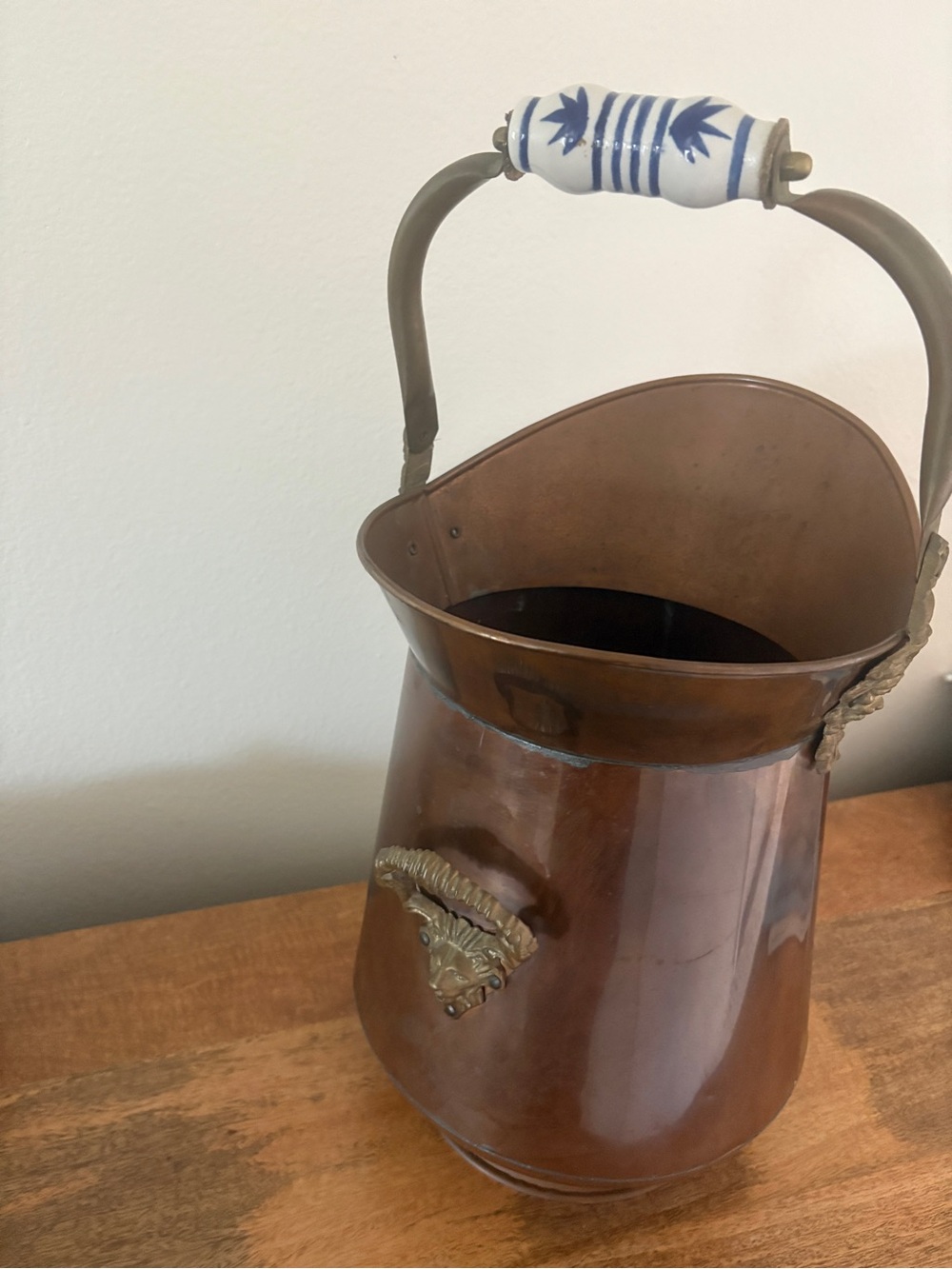 Antique Lion Head Copper And Brass Coal Scuttle Bucket Delft Porcelain Handle - Picture 5 of 9